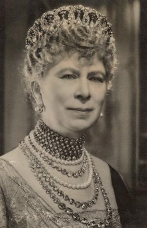 Royal collection - Crown and tiaras - Queen Mary.jpg